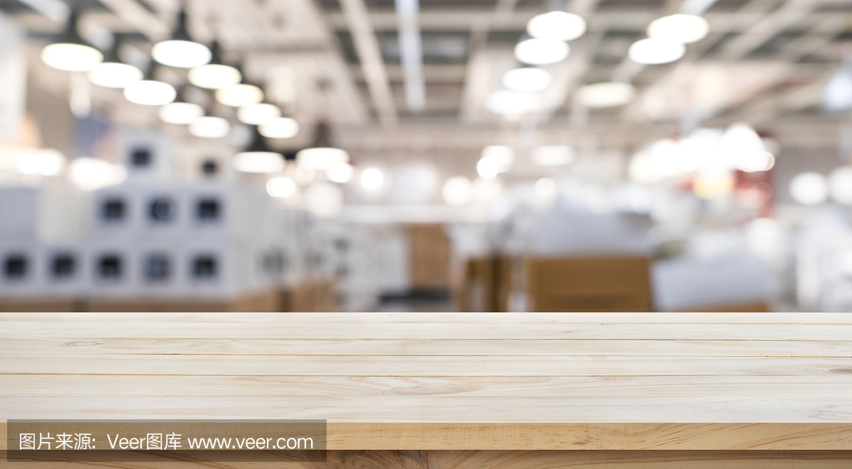 空的木材桌面上模糊商店工廠背景。